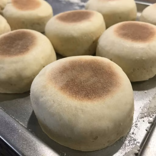 Petits pains pour le petit-déjeuner façon muffins anglais